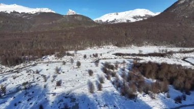 Arjantin 'in sonundaki Ushuaia' da Patagonya silueti. Karlı Dağlar. Buzul Manzarası. Arjantin 'in sonu. Kış Yolculuğu. Patagonya Ushuaia 'da Dünya' nın Sonu Arjantin 'de.
