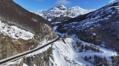 Arjantin 'in sonundaki Ushuaia' da Patagonya silueti. Karlı Dağlar. Buzul Manzarası. Arjantin 'in sonu. Kış Yolculuğu. Patagonya Ushuaia 'da Dünya' nın Sonu Arjantin 'de.