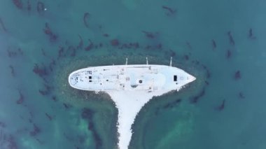 Tierra Del Fuego Arjantin 'deki Ushuaia' da Aziz Christopher Teknesi. Aziz Christopher Gemisi. Gemi Heykeli. Şehir merkezindeki şehir manzarası. Ushuaia 'da Aziz Christopher Teknesi Tierra Del Fuego Arjantin.