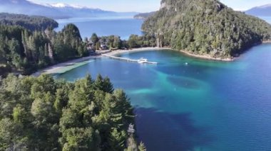 Bahia Brava, Neuquen Arjantin 'deki Villa La Angostura' da. Karlı Dağlar. Angostura Köyü. Geçmişe Seyahat. Bahia Brava Neuquen Arjantin 'deki Villa La Angostura' da.