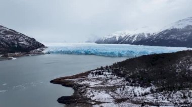 Santa Cruz Arjantin 'deki El Calafate' de Perito Moreno Buzulu. Göz kamaştırıcı manzara. Los Glaciares Ulusal Parkı. Buzdağı Arkaplanı. Santa Cruz Arjantin 'deki El Calafate' deki Perito Moreno Buzulu.