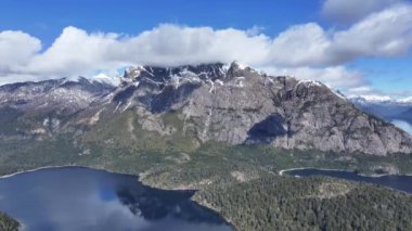 Rio Negro Arjantin 'deki San Carlos de Bariloche' de Chico Circuit. Karlı Dağlar. Chico Circuit. Tatil seyahatleri. Chico Circuit San Carlos De Bariloche Rio Zenci Arjantin 'de.
