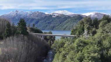 Neuquen Arjantin 'deki Villa La Angostura' da Patagonya Yolu. Karlı Dağlar. Angostura Köyü. Villa La Angostura Arjantin. Yolculuk Yolculuğu. Patagonya Yolu Neuquen Arjantin 'deki Villa La Angostura' da