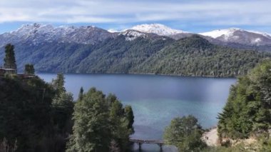 Neuquen Arjantin 'deki Villa La Angostura' da Ruta 40 yolu. Karlı Dağlar. Angostura Köyü. Yolculuk Yolculuğu. Ruta 40 Yolu Neuquen Arjantin 'deki Villa La Angostura' da.
