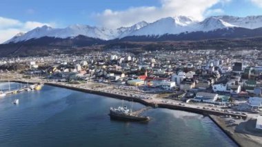 Ushuaia Skyline Tierra Del Fuego Arjantin Ushuaia 'da. Kar Tepeli Dağlar Manzarası. Patagonya arka planı. Şehir merkezindeki şehir manzarası. Ushuaia Skyline Tierra Del Fuego Arjantin Ushuaia 'da.