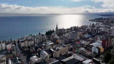 Bariloche Katedrali Rio Negro Arjantin 'deki San Carlos de Bariloche' de. Ortaçağ Kilisesi. Şehir merkezinde. Çarpıcı şehir manzarası. Bariloche Katedrali Rio Negro Arjantin 'deki San Carlos de Bariloche' de.