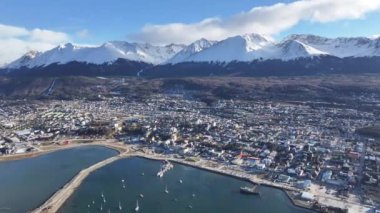 Ushuaia Skyline Fin Del Mundo Arjantin Ushuaia 'da. Dolambaçlı Manzara. Kare Arkaplan. Fin Del Mundo Arjantin. Şehir merkezindeki şehir manzarası. Ushuaia Skyline Fin Del Mundo Arjantin 'de Ushuaia' da.