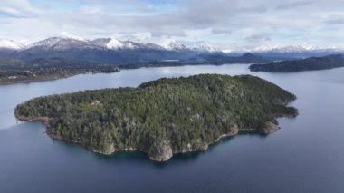 Rio Negro Arjantin 'deki San Carlos de Bariloche' deki Patagonya Adası. Sahne Suyu. Ada Sahnesi. Göz kamaştırıcı manzara. Patagonya Adası San Carlos De Bariloche Rio Zenci Arjantin.