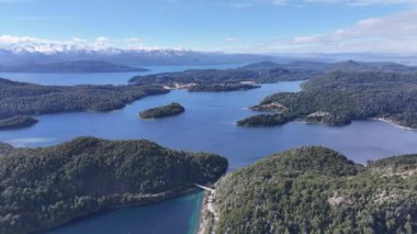 Rio Negro Arjantin 'deki Bariloche' de Patagonya Skyline. Kar Tepeli Dağ. Chico Circuit. Bariloche Arjantin. Kış Yolculuğu. Rio Negro Arjantin 'deki Bariloche' de Patagonya Skyline.