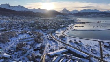 Ushuaia Skyline Tierra Del Fuego Arjantin Ushuaia 'da. Şehir merkezindeki şehir manzarası. Turizm Tarihi Yer. Kar Kaplama Manzarası. Ushuaia Skyline Tierra Del Fuego Arjantin Ushuaia 'da.