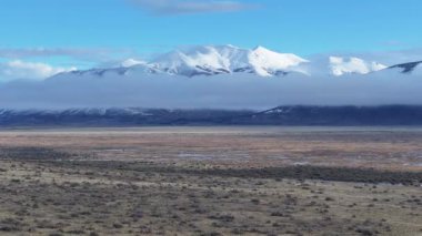 Santa Cruz Arjantin 'deki El Calafate' de Patagonya Skyline. Karlı Dağlar. Ekosistem Sahnesi. Santa Cruz Arjantin. Kış Yolculuğu. Santa Cruz Arjantin 'deki El Calafate' de Patagonya Skyline.