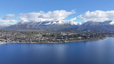 Bariloche Skyline Rio Negro Arjantin 'deki San Carlos de Bariloche' de. Sahne Suyu. Şehir merkezinde. Çarpıcı şehir manzarası. Bariloche Skyline Rio Negro Arjantin 'de San Carlos de Bariloche' de.