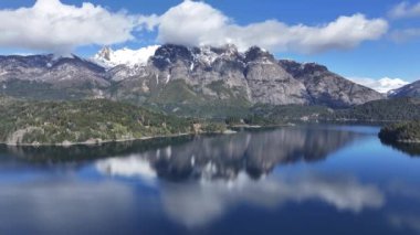 Rio Negro Arjantin 'deki San Carlos de Bariloche' de Chico Circuit. Karlı Dağlar. Chico Circuit. Tatil seyahatleri. Chico Circuit San Carlos De Bariloche Rio Zenci Arjantin 'de.