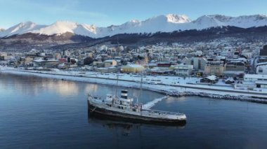 Tierra Del Fuego Arjantin 'deki Ushuaia' da Aziz Christopher Teknesi. Aziz Christopher Gemisi. Gemi Heykeli. Şehir merkezindeki şehir manzarası. Ushuaia 'da Aziz Christopher Teknesi Tierra Del Fuego Arjantin.