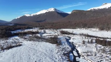 Arjantin 'in sonundaki Ushuaia' da Patagonya silueti. Karlı Dağlar. Buzul Manzarası. Arjantin 'in sonu. Kış Yolculuğu. Patagonya Ushuaia 'da Dünya' nın Sonu Arjantin 'de.