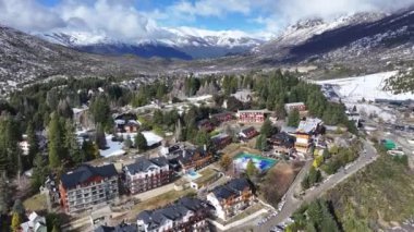 Rio Negro Arjantin 'deki Bariloche' de Cerro Katedrali. Karlı Dağ. Kayak istasyonu manzarası. Rio Zenci Arjantin. Kış sporları. Rio 'daki Bariloche Katedrali Zenci Arjantin.