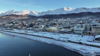 Ushuaia Skyline Tierra Del Fuego Arjantin Ushuaia 'da. Şehir merkezindeki şehir manzarası. Turizm Tarihi Yer. Tierra Del Fuego Arjantin. Doğa manzarası. Ushuaia Skyline Tierra Del Fuego Arjantin Ushuaia 'da.