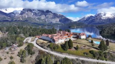 Rio Negro Arjantin, Bariloche 'deki Llao Llao Oteli. Kar Tepeli Dağ. Chico Circuit. Bariloche Arjantin. Kış Yolculuğu. Llao Llao Hotel Bariloche Rio Zenci Arjantin 'de.