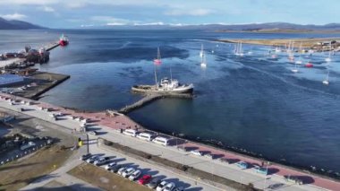 Tierra Del Fuego Arjantin 'deki Ushuaia' da Aziz Christopher Teknesi. Aziz Christopher Gemisi. Gemi Heykeli. Şehir merkezindeki şehir manzarası. Ushuaia 'da Aziz Christopher Teknesi Tierra Del Fuego Arjantin.