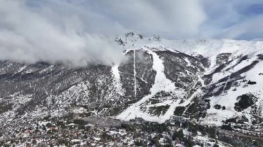 Bariloche Skyline Rio Negro Arjantin 'deki San Carlos de Bariloche' de. Karlı Dağlar. Kar Manzarası. Kış Yolculuğu. Bariloche Skyline Rio Negro Arjantin 'de San Carlos de Bariloche' de.