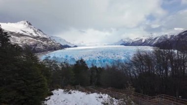 Santa Cruz Arjantin 'deki El Calafate' de Perito Moreno Buzulu. Göz kamaştırıcı manzara. Los Glaciares Ulusal Parkı. Buzdağı Arkaplanı. Santa Cruz Arjantin 'deki El Calafate' deki Perito Moreno Buzulu.