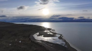 Santa Cruz Arjantin 'deki El Calafate' de Arjantin Gölü. Doğa manzarası. Çarpıcı Körfez Suyu. Santa Cruz Arjantin. Göl Arkaplanı. Santa Cruz Arjantin 'deki El Calafate' de Arjantin Gölü.