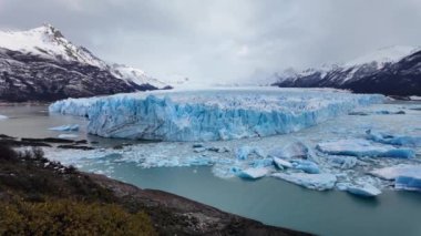 Santa Cruz Arjantin 'deki El Calafate' deki Los Glaciares Ulusal Parkı. Göz kamaştırıcı bir buzul. Los Glaciares Ulusal Parkı. Santa Cruz Arjantin 'deki El Calafate' deki Los Glaciares Ulusal Parkı.