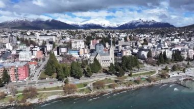 Rio Negro Arjantin Bariloche Bariloche Kilisesi. Ortaçağ Kilisesi. Şehir merkezi sahnesi. Çarpıcı şehir manzarası. Rio 'daki Bariloche Kilisesi Zenci Arjantin.