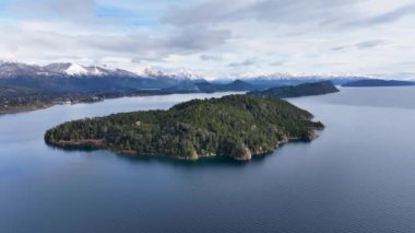 Bariloche Skyline Rio Negro Arjantin 'deki San Carlos de Bariloche' de. Sahne Suyu. Şehir merkezinde. Çarpıcı şehir manzarası. Bariloche Skyline Rio Negro Arjantin 'de San Carlos de Bariloche' de.