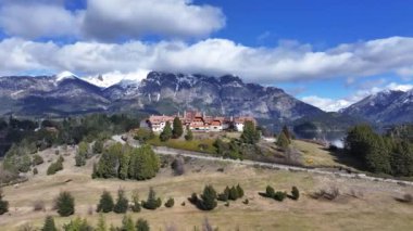 Rio Negro Arjantin, San Carlos De Bariloche 'deki Llao Llao Oteli. Karlı Dağlar. Chico Circuit. Geçmişe Seyahat. Llao Llao Oteli San Carlos De Bariloche Rio Negro Arjantin 'de.
