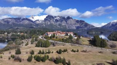 Rio Negro Arjantin, San Carlos De Bariloche 'deki Llao Llao Oteli. Karlı Dağlar. Chico Circuit. Geçmişe Seyahat. Llao Llao Oteli San Carlos De Bariloche Rio Negro Arjantin 'de.
