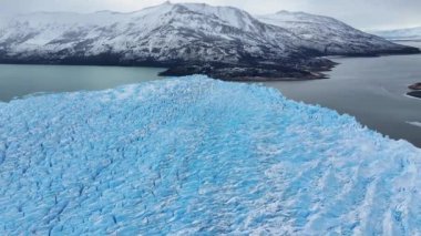 Santa Cruz Arjantin 'deki El Calafate' de Perito Moreno Buzulu. Göz kamaştırıcı manzara. Los Glaciares Ulusal Parkı. Buzdağı Arkaplanı. Santa Cruz Arjantin 'deki El Calafate' deki Perito Moreno Buzulu.