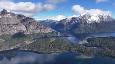 Bariloche Skyline Rio Negro Arjantin 'deki San Carlos de Bariloche' de. Karlı Dağlar. Chico Circuit. Geçmişe Seyahat. Bariloche Skyline Rio Negro Arjantin 'de San Carlos de Bariloche' de.
