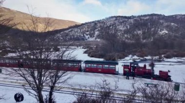 Tierra Del Fuego Arjantin, Ushuaia 'da Fin Del Mundo Treni. Kar Kaplama Sahası. Demiryolu manzarası. Tren İstasyonu Arkaplanı. Fin Del Mundo Tren Ushuaia 'da Tierra Del Fuego Arjantin.