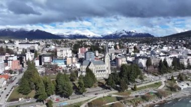 Rio Negro Arjantin Bariloche Bariloche Kilisesi. Ortaçağ Kilisesi. Şehir merkezi sahnesi. Çarpıcı şehir manzarası. Rio 'daki Bariloche Kilisesi Zenci Arjantin.