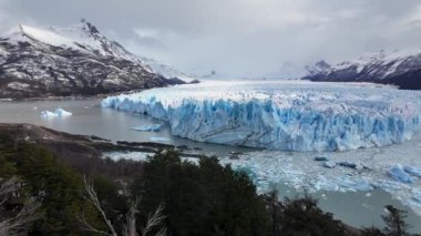 Santa Cruz Arjantin 'deki El Calafate' de Perito Moreno Buzulu. Göz kamaştırıcı manzara. Los Glaciares Ulusal Parkı. Buzdağı Arkaplanı. Santa Cruz Arjantin 'deki El Calafate' deki Perito Moreno Buzulu.