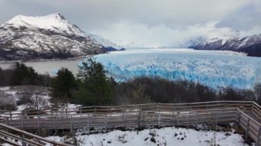 Santa Cruz Arjantin 'deki El Calafate' de Perito Moreno Buzulu. Göz kamaştırıcı manzara. Los Glaciares Ulusal Parkı. Buzdağı Arkaplanı. Santa Cruz Arjantin 'deki El Calafate' deki Perito Moreno Buzulu.