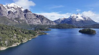 Rio Negro Arjantin 'deki Bariloche' de Patagonya Skyline. Kar Tepeli Dağ. Chico Circuit. Bariloche Arjantin. Kış Yolculuğu. Rio Negro Arjantin 'deki Bariloche' de Patagonya Skyline.