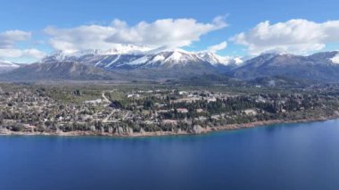 Bariloche Skyline Rio Negro Arjantin 'deki San Carlos de Bariloche' de. Sahne Suyu. Şehir merkezinde. Çarpıcı şehir manzarası. Bariloche Skyline Rio Negro Arjantin 'de San Carlos de Bariloche' de.