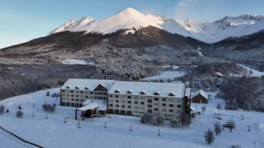 Tierra Del Fuego Arjantin 'deki Ushuaia' da lüks bir otel. Karlı Dağlar. Buzul Manzarası. Tierra Del Fuego Arjantin. Snow Capped Yolu. Tierra Del Fuego Arjantin 'deki Ushuaia' daki Lüks Otel.