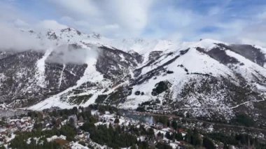 Bariloche Skyline Rio Negro Arjantin 'deki San Carlos de Bariloche' de. Karlı Dağlar. Kar Manzarası. Kış Yolculuğu. Bariloche Skyline Rio Negro Arjantin 'de San Carlos de Bariloche' de.