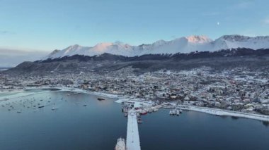 Tierra Del Fuego Arjantin 'deki Ushuaia' da kar kaplı şehir. Kar Tepeli Dağ. Turizm Tarihi Yer. Doğa manzarası. Tierra Del Fuego Arjantin 'de Ushuaia' da Karlı Şehir.