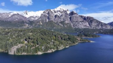 Rio Negro Arjantin 'deki Bariloche' de Patagonya Skyline. Kar Tepeli Dağ. Chico Circuit. Bariloche Arjantin. Kış Yolculuğu. Rio Negro Arjantin 'deki Bariloche' de Patagonya Skyline.