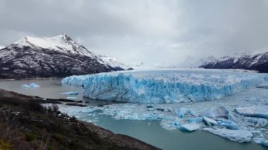 Santa Cruz Arjantin 'deki El Calafate' de Perito Moreno Buzulu. Göz kamaştırıcı bir buzul. Los Glaciares Ulusal Parkı. Buzdağı Arkaplanı. Santa Cruz Arjantin 'deki El Calafate' de Perito Moreno Buzulu.