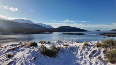 Tierra Del Fuego Arjantin 'deki Ushuaia' da Lapataia Körfezi. Karlı Dağlar. Bay Water Manzarası. Tierra Del Fuego Arjantin. Göl Arkaplanı. Ushuaia 'da Lapataia Körfezi Tierra Del Fuego Arjantin.