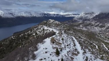 Bariloche Skyline Rio Negro Arjantin 'deki San Carlos de Bariloche' de. Karlı Dağlar. Kar Manzarası. Kış Yolculuğu. Bariloche Skyline Rio Negro Arjantin 'de San Carlos de Bariloche' de.
