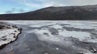 Tierra Del Fuego Arjantin 'deki Ushuaia' da Laguna Negra. Kış manzarası. Açık hava Ulusal Parkı. Kar Kaplama Ormanı. Laguna Negra Ushuaia 'da Tierra Del Fuego Arjantin.