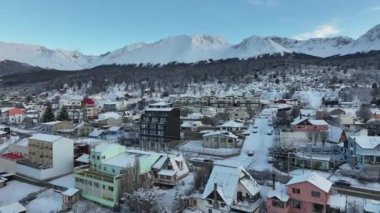 Ushuaia Skyline Tierra Del Fuego Arjantin Ushuaia 'da. Kar Kaplama Şehri. Turizm Tarihi Yer. Kar yağan manzara. Ushuaia Skyline Tierra Del Fuego Arjantin Ushuaia 'da.