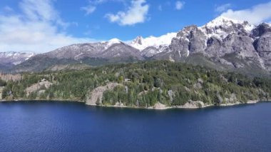 Rio Negro Arjantin 'deki San Carlos de Bariloche' de Chico Circuit. Karlı Dağlar. Chico Circuit. Tatil seyahatleri. Chico Circuit San Carlos De Bariloche Rio Zenci Arjantin 'de.