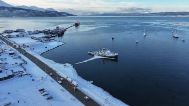 Tierra Del Fuego Arjantin 'deki Ushuaia' da Aziz Christopher Teknesi. Aziz Christopher Gemisi. Gemi Heykeli. Şehir merkezindeki şehir manzarası. Ushuaia 'da Aziz Christopher Teknesi Tierra Del Fuego Arjantin.